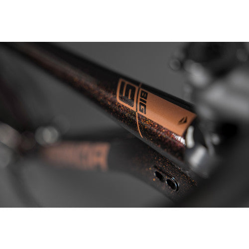 Big Nine 40 - Metallic Black (Red) - MY26